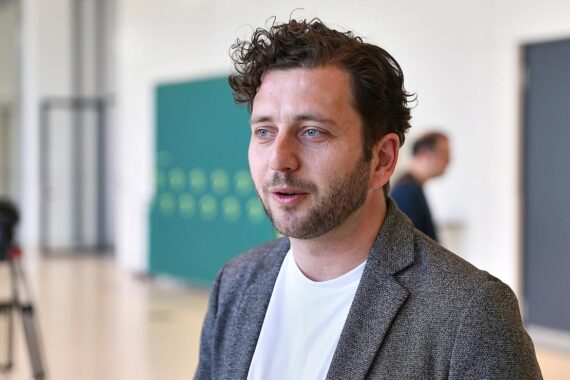 Felix Banaszak und Andrea Lübcke diskutieren wichtige Themen in Frankfurt (Oder).