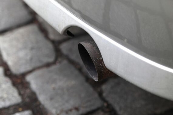 Auspuff als Symbol für Diskussion über Verbrennungsmotoren und die Zukunft der Mobilität.