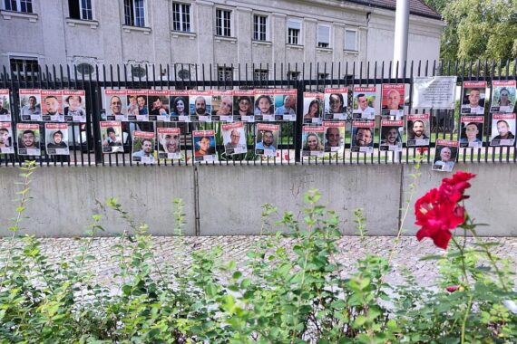 Erinnerung an Geiseln der Hamas: Solidarität, Familien, Unterstützung und internationale Gespräche zur Befreiung.