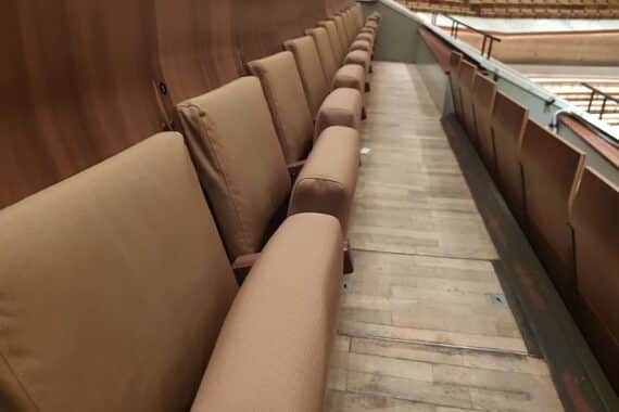 Sitze in einem leeren Zuschauersaal, symbolisieren kulturelle Veränderung und neue Ballettleitung in Hamburg.