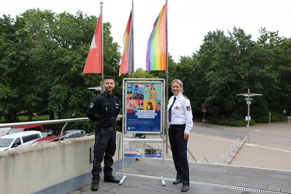 Hamburger Polizei hisst Regenbogenflagge und setzt Kampagne gegen Gewalt an queeren Menschen fort
