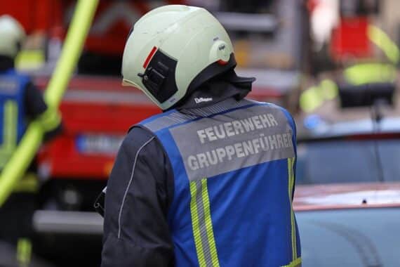 Feuerwehr löscht Brand in Einfamilienhaus; tragischer Vorfall mit einem Todesopfer.