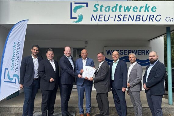 Innenminister übergibt Förderbescheid für interkommunale Zusammenarbeit der Stadtwerke Neu-Isenburg und Dreieich.