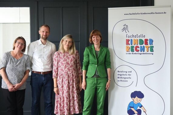 Ministerin Hofmann besucht neue Fachstelle Kinderrechte in Gießen mit Kinderschutzbund-Geschäftsführung.