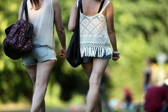 Frauen in Hotpants stehen auf einem Platz, symbolisieren Sommer und Hitzeschutz-Aktion in Gotha.