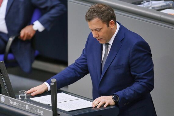 Lars Klingbeil diskutiert Infrastrukturinvestitionen, Regierungspolitik und deren finanzielle Auswirkungen auf die Zukunft.