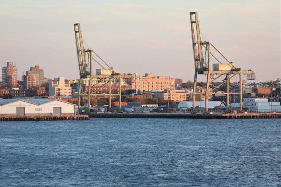 Energieintensive Industrieanlagen, Diskussion über Industriestrompreise und mögliche Marktverzerrungen darstellen.