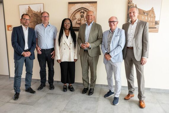 Innenminister Poseck besucht die "Rote Linie" zur Bekämpfung von Rechtsextremismus in Hessen.