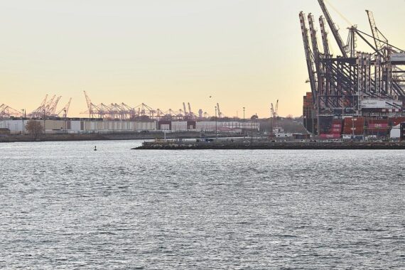 Industrieanlagen verdeutlichen den Einfluss von US-Zöllen auf globale Handelsbeziehungen und Unternehmensstrategien.