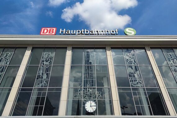 Ein chaotischer Vorfall am Dortmunder Hauptbahnhof mit polizeilicher Intervention und Gewalt.