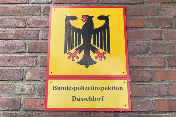 Bundespolizei kontrolliert Jugendlichen mit Schreckschusswaffe und Ecstasy am Düsseldorfer Hauptbahnhof.