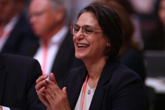 Serpil Midyatli und Ulf Kämpfer, SPD-Kandidaten für die Landtagswahl, vor Parteilogo.