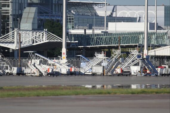 Fluggasttreppen am Flughafen München, symbolisieren aktuelle Kontroversen um den Bau der dritten Startbahn.