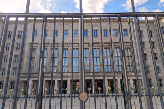 Bundesfinanzministerium mit Zöllnern für Objektschutz, Lars Klingbeil als Finanzminister im Fokus.