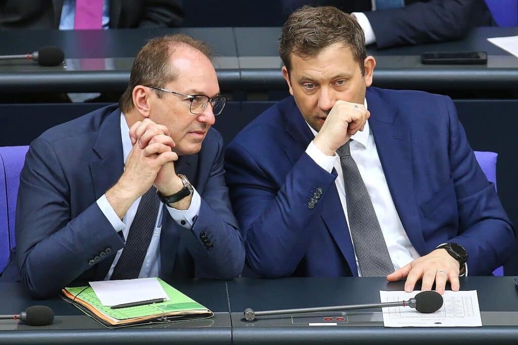Klingbeil unter Druck: Zwei Ministerien wollen Milliarden extra
