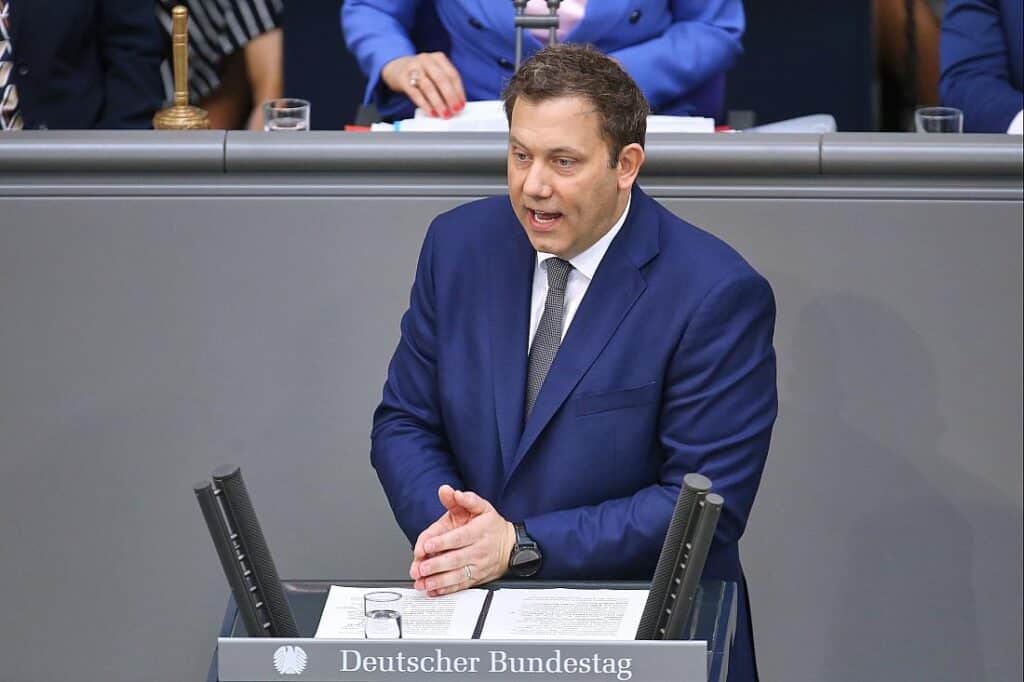 Klingbeil verspricht anhaltend hohe Investitionen