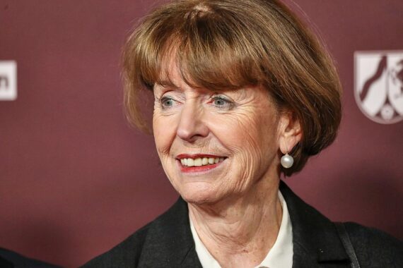 Henriette Reker verleiht Klimaschutzpreis an nachhaltige Projekte in Köln während einer Konferenz.