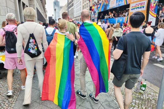Bunte Parade mit tausenden Teilnehmern feiert Stolz und Vielfalt beim Christopher Street Day in Köln.