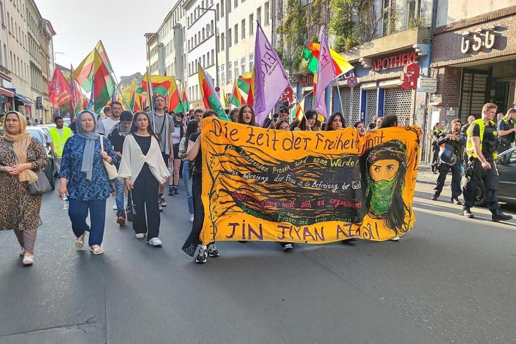 Kurden feiern in Berlin 13 Jahre Selbstverwaltung in Syrien