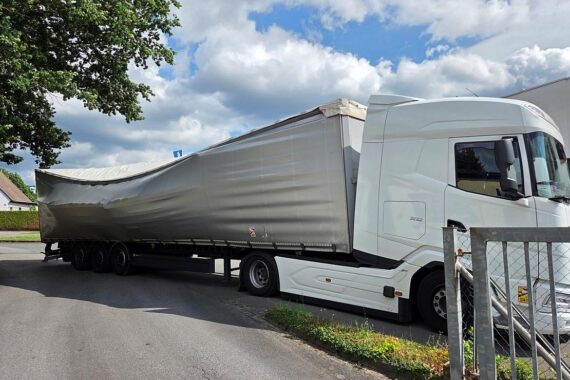 Ein umgekipptes Lkw mit Bierlast zeigt gefährliche Verkehrssituation und unzureichende Ladungssicherung.