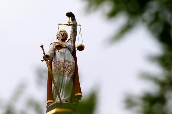 Justicia-Symbol mit einem Gerichtssaal, das die Einstellung des Verfahrens gegen Martin Winterkorn symbolisiert.