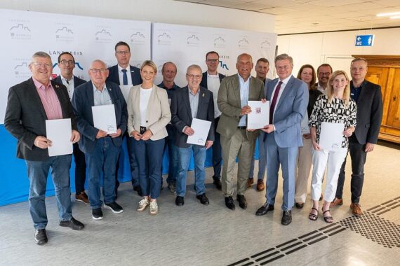 Übergabe des Förderbescheids an Landkreis Marburg-Biedenkopf zur Stärkung der Gewerbeüberwachung.