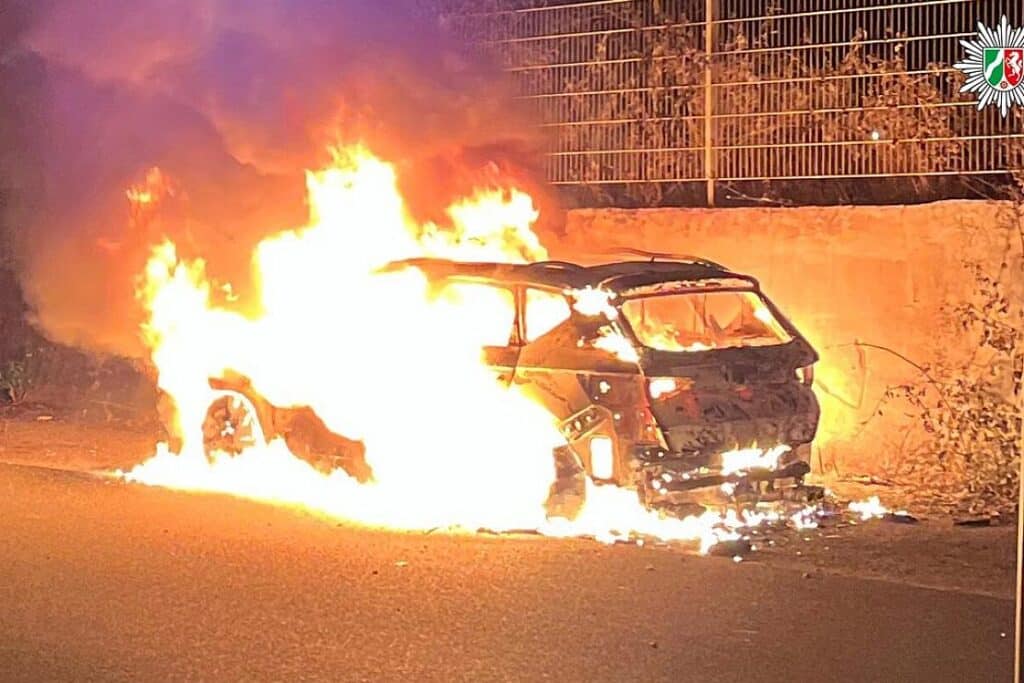 Lauter Knall und brennendes Auto erschrecken Anwohner in Oberhausen-Osterfeld