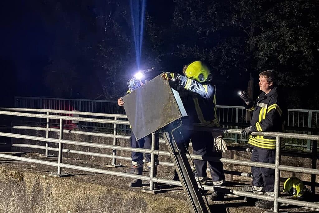 Leck an Wehranlage verursacht Ölfilm auf der Aller bei Flotwedel