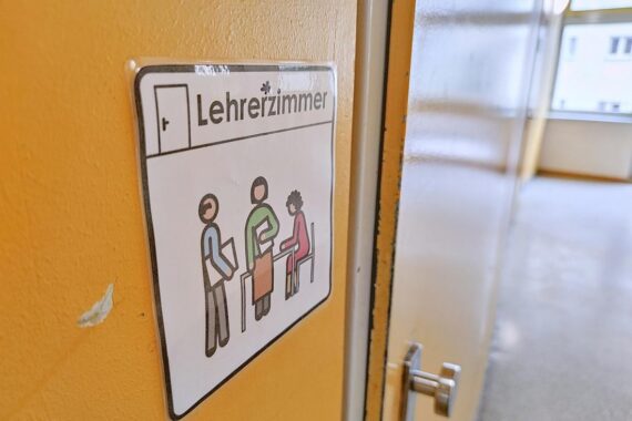 Tür eines Lehrerzimmers, Symbol für Diskussionen über Schulferien und Bildungspolitik in Deutschland.