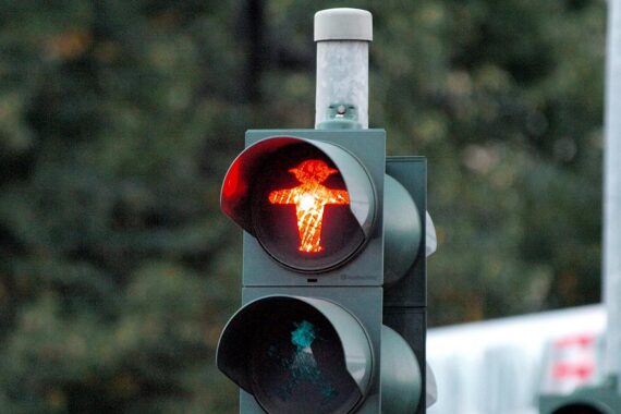 Rote Fußgängerampel symbolisiert das digitale Verkehrsprojekt VIAA in Lübeck für intelligente Verkehrssteuerung.