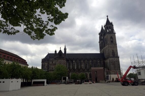 Behelfsbrücken über Damaschkeplatz in Magdeburg, Stahlkonstruktionen bei Bauarbeiten.