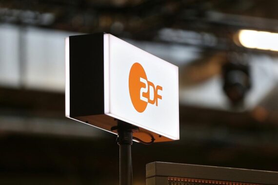 ZDF-Logo vor Stadt Mainz, symbolisiert neue Universitätsmedizin-Standortpläne und Bebauungsprüfungen.
