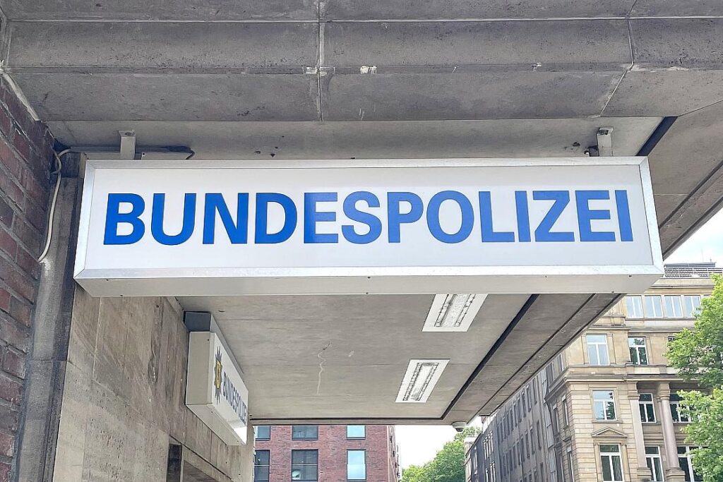 Mann masturbiert in Regionalbahn bei Kaub