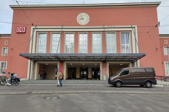 Aggressiver Mann wird im Hauptbahnhof Dessau festgenommen; vorher Zugbegleiterin angegriffen.