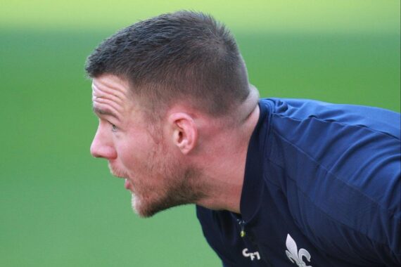 Marcel Schuhen präsentiert stolz sein neues Amt als Kapitän des SV Darmstadt 98.