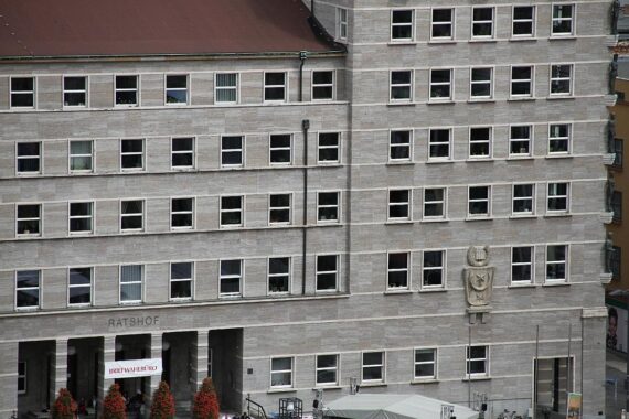 Rathaus in Halle, symbolisiert Einbürgerung und Integration ausländischer Personen in Deutschland.