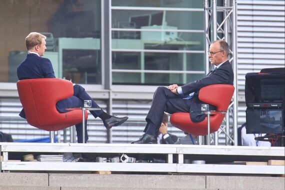 Friedrich Merz und Jens Spahn diskutieren über politische Herausforderungen in der Union.