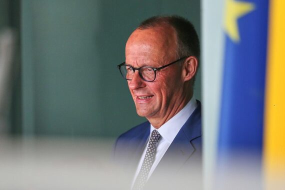 Friedrich Merz telefoniert, um humanitäre Hilfe für Gaza und Frieden zu fördern.