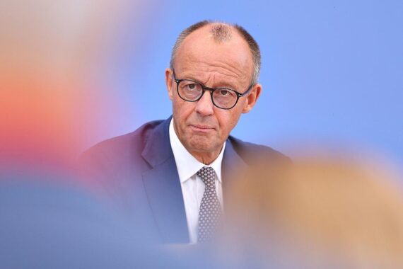 Friedrich Merz bei Pressekonferenz: Gespannte Atmosphäre, politische Diskussion über Verfassungsrichterwahl und Fraktionsdisziplin.
