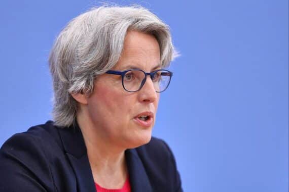 Kerstin Claus fordert Grundrente für ehemalige Heimkinder und kritisiert staatliche Versäumnisse.