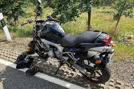 Motorradunfall mit schwer verletztem Fahrer und totalbeschädigtem Motorrad auf Landesstraße 519.