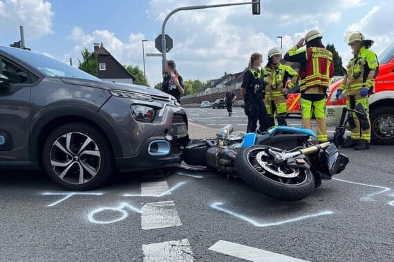 Unfallaufnahme: schwer verletzter Motorradfahrer, Auto und Motorrad im Kreuzungsbereich kollidiert.
