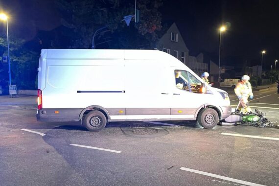 Motorradfahrer schwer verletzt nach Kollision mit Kastenwagen; Unfallstelle in Bergisch Gladbach.