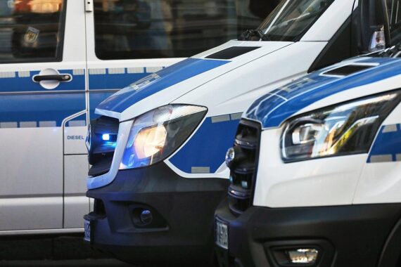 Unfallstelle mit beschädigtem Motorrad und Transporter, Rettungshubschrauber am Einsatzort.