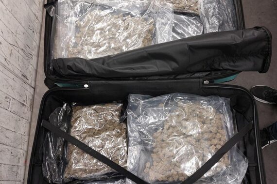 Geöffneter Koffer mit vakuumverpacktem Marihuana, sichergestellt vom Zoll am Flughafen München.