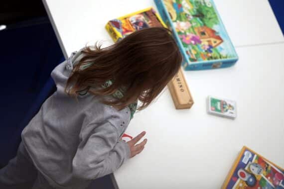 Spielendes Kind in Kita-Umgebung, symbolisiert Förderung frühkindlicher Bildung in NRW.