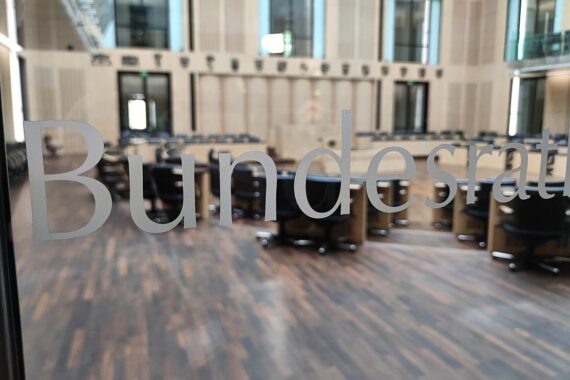 Initiative zur Bürokratieabbau: Wirtschaftsministerin präsentiert Pläne im Bundesrat für Förderungen und Entlastungen.