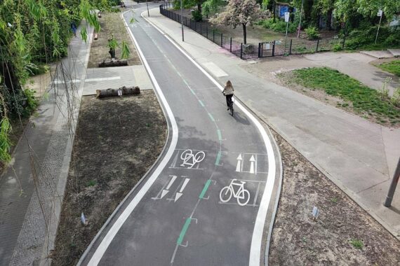 Neuer Radweg entlang der B321, verbessert Sicherheit und Radtourismus zwischen Bergrade und Neuhof.