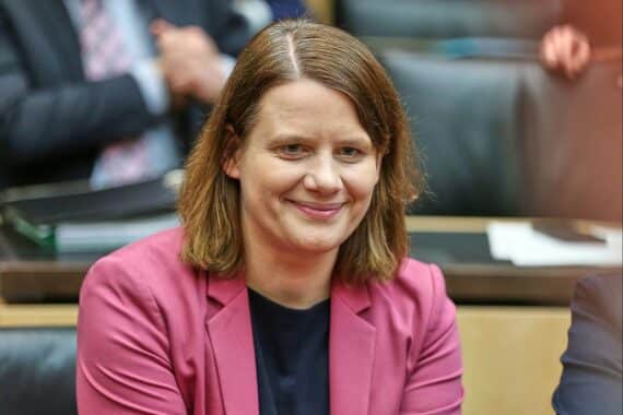 Julia Willie Hamburg präsentiert Reformen zur gymnasialen Oberstufe in Niedersachsen für mehr Wahlfreiheit.