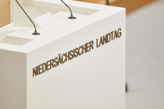 Niedersächsischer Landtag: Modernisierung der Beamtenlaufbahn zur Verbesserung der öffentlichen Dienst Karrierechancen.